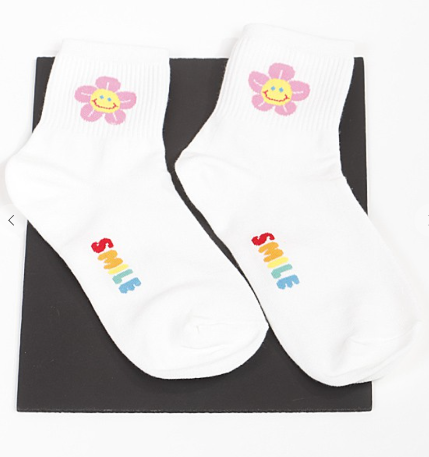 
            
                Load image into Gallery viewer, Flower Smile Crew Socks - Pink
            
        